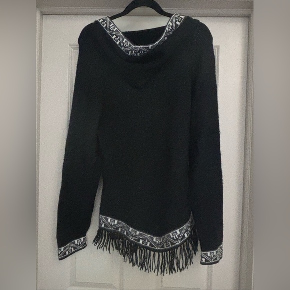 Elegant Black and White V-Neck Sweater - Picture 5 of 5